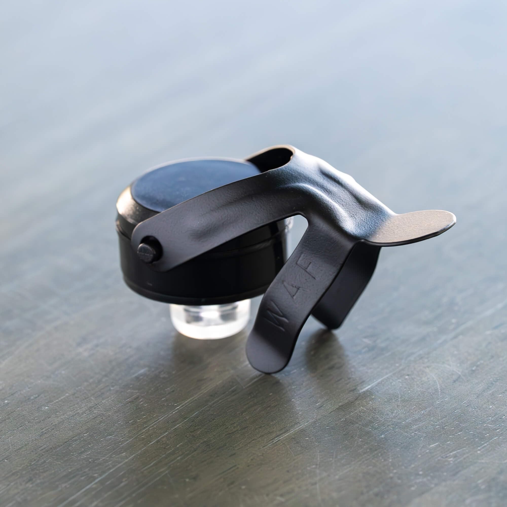 KLOVEO champagne stopper clip for safe, easy release