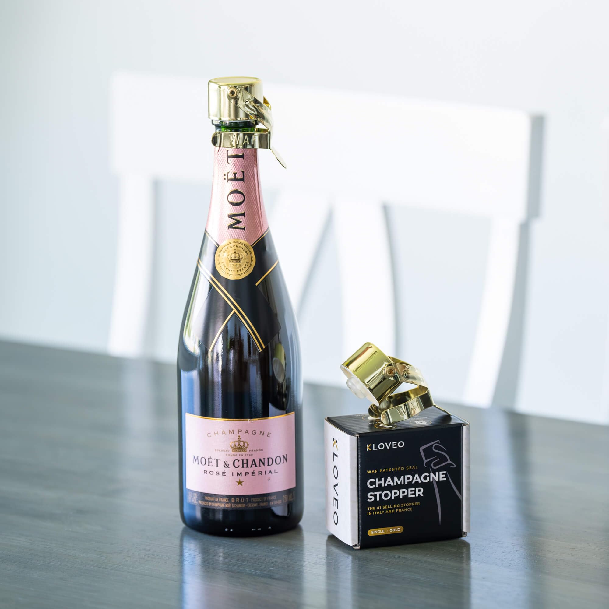 Elegant gold KLOVEO 2-pack champagne stoppers for celebrations.