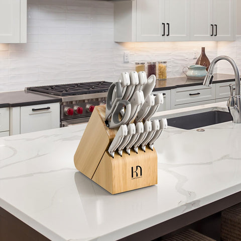 KnifeSaga ergonomic handle close-up demonstrating comfortable grip and control