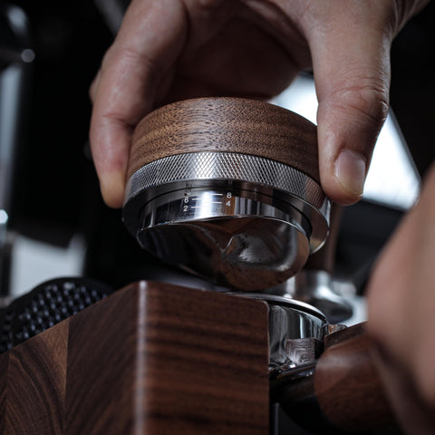 KNODOS adjustable-depth distributor base enabling customizable leveling