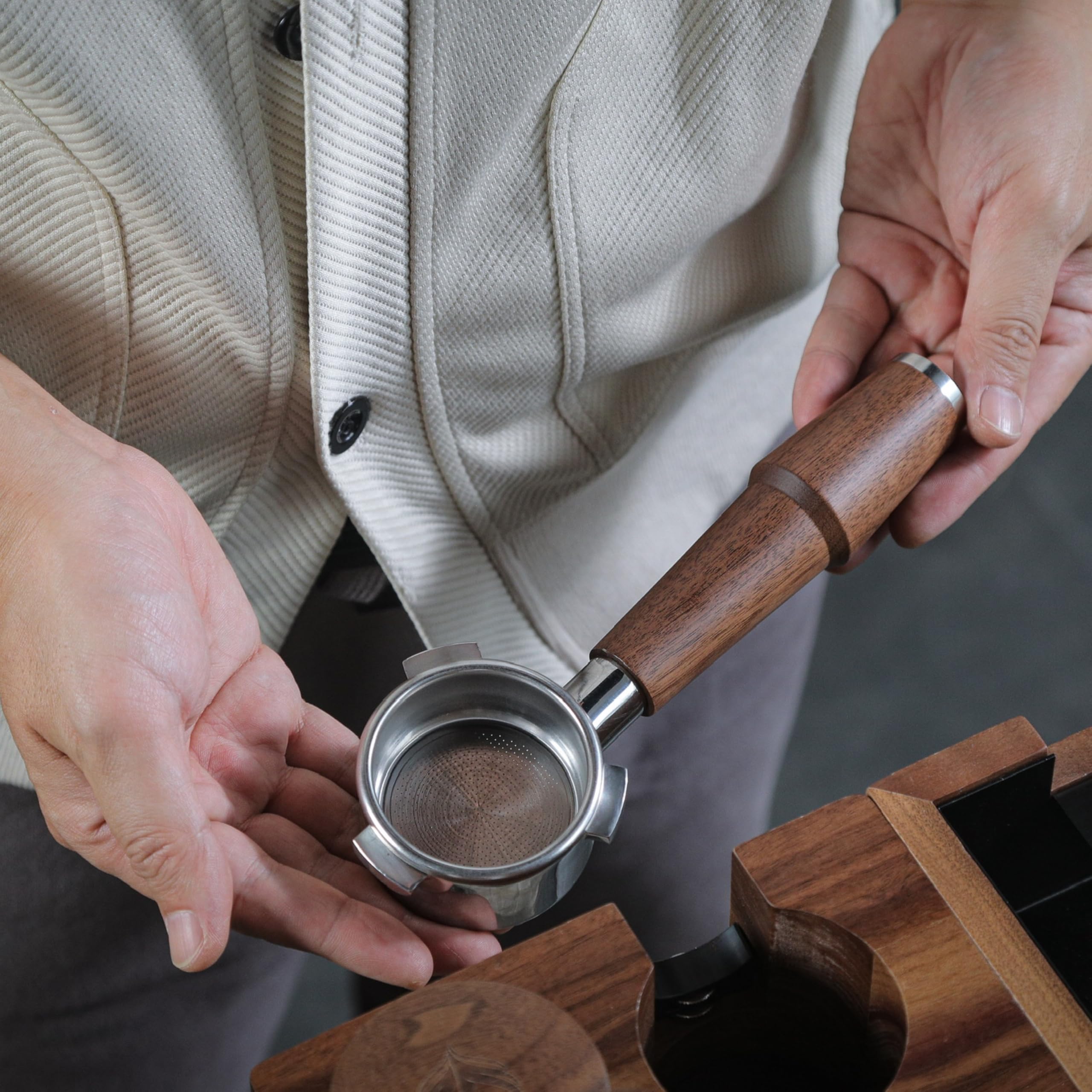 Close view of the walnut handle on the KNODOS V2, emphasizing durability and stability.