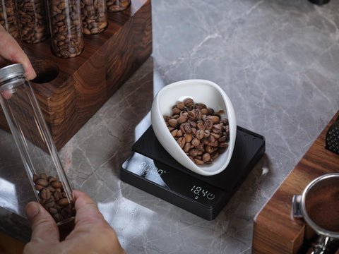 KNODOS ceramic dosing bowl with a stylish espresso dosing surface
