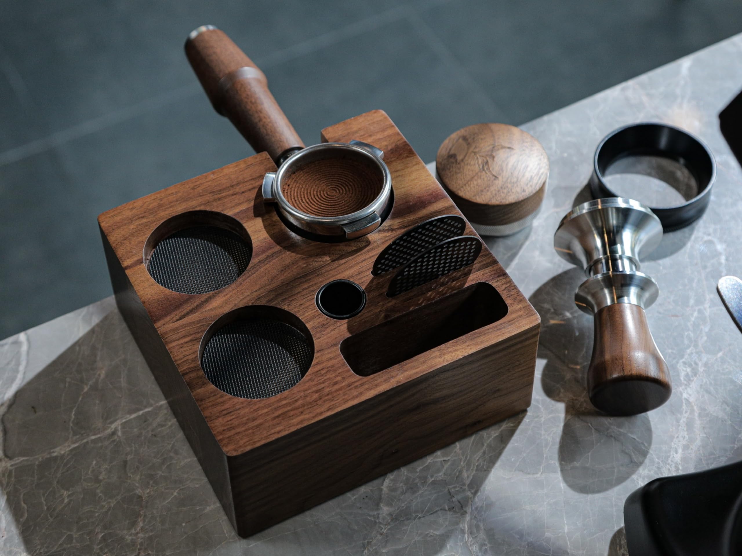 KNODOS coffee brush displays accessories and keeps station clean