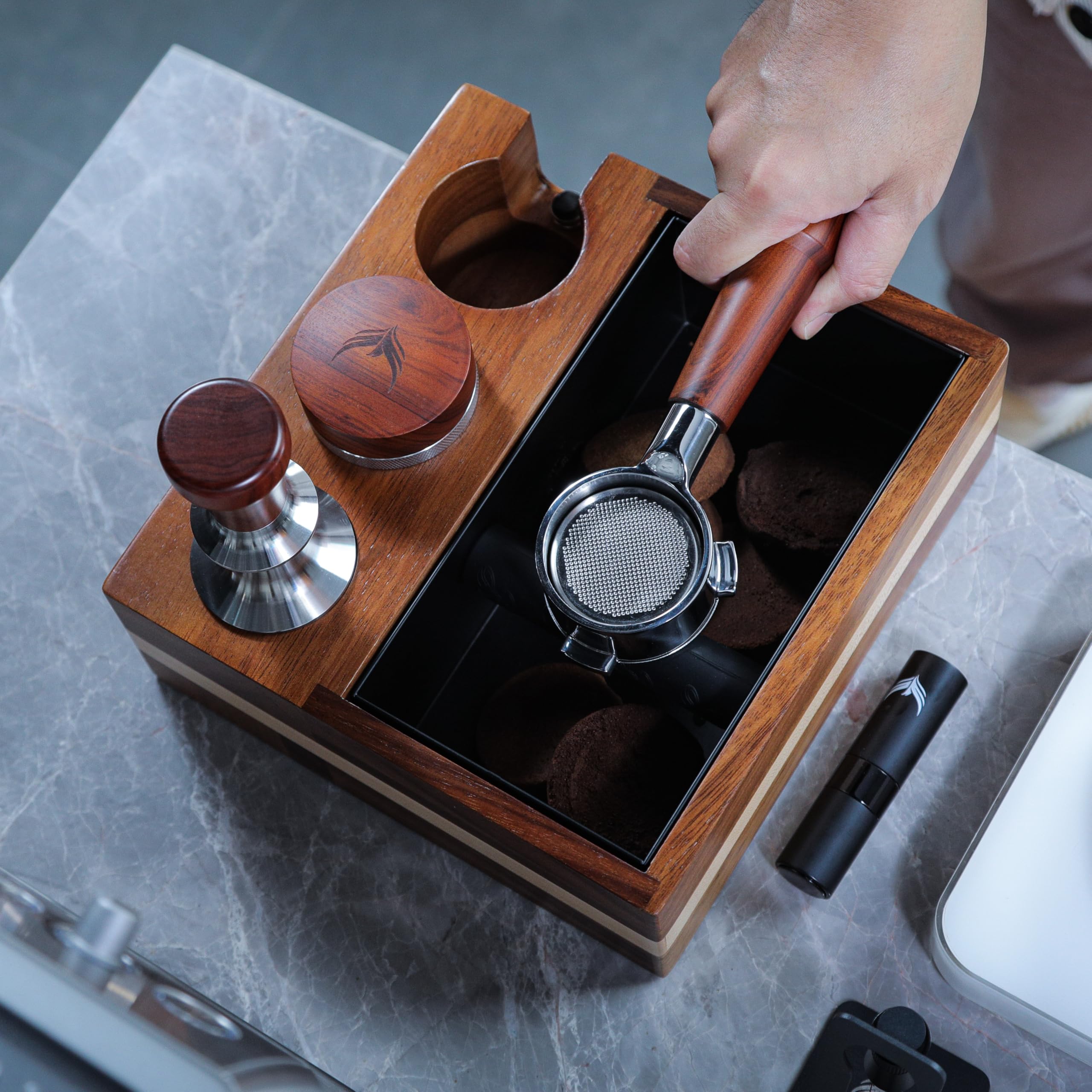 KNODOS detachable 2-liter knock box simplifies emptying after brewing sessions