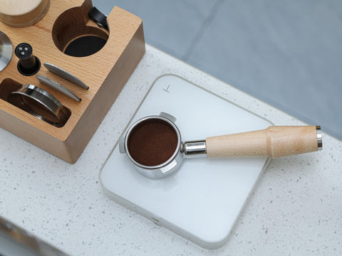 KNODOS 18-21g filter basket supports flexible espresso dosing.
