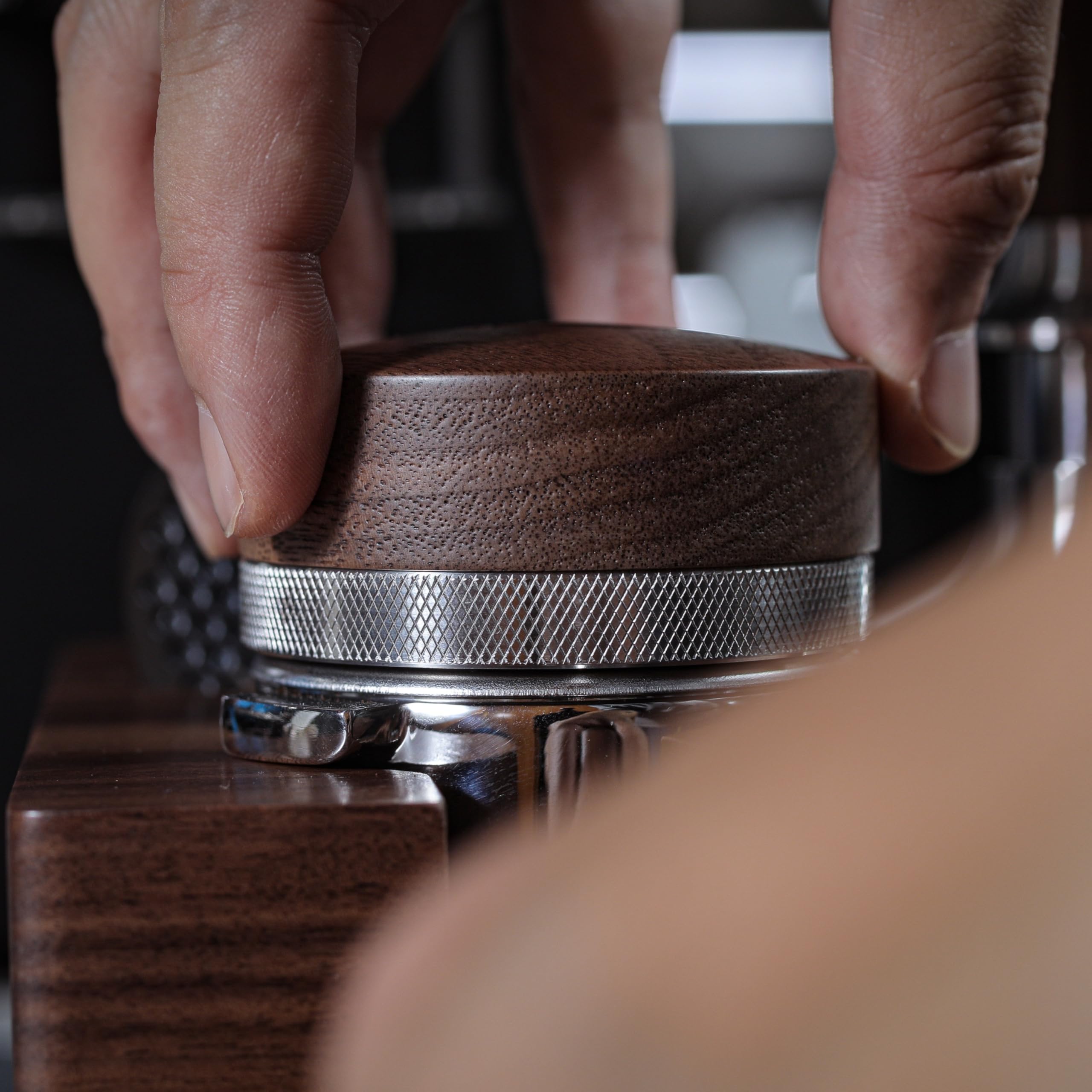 KNODOS espresso leveler with wood handle for comfortable grip during leveling