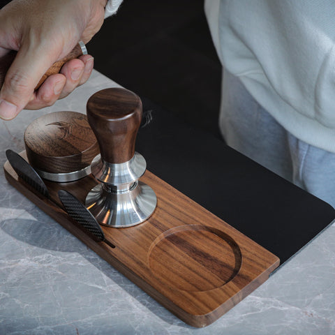 KNODOS non-slip leather base stabilizes the station and protects surfaces.