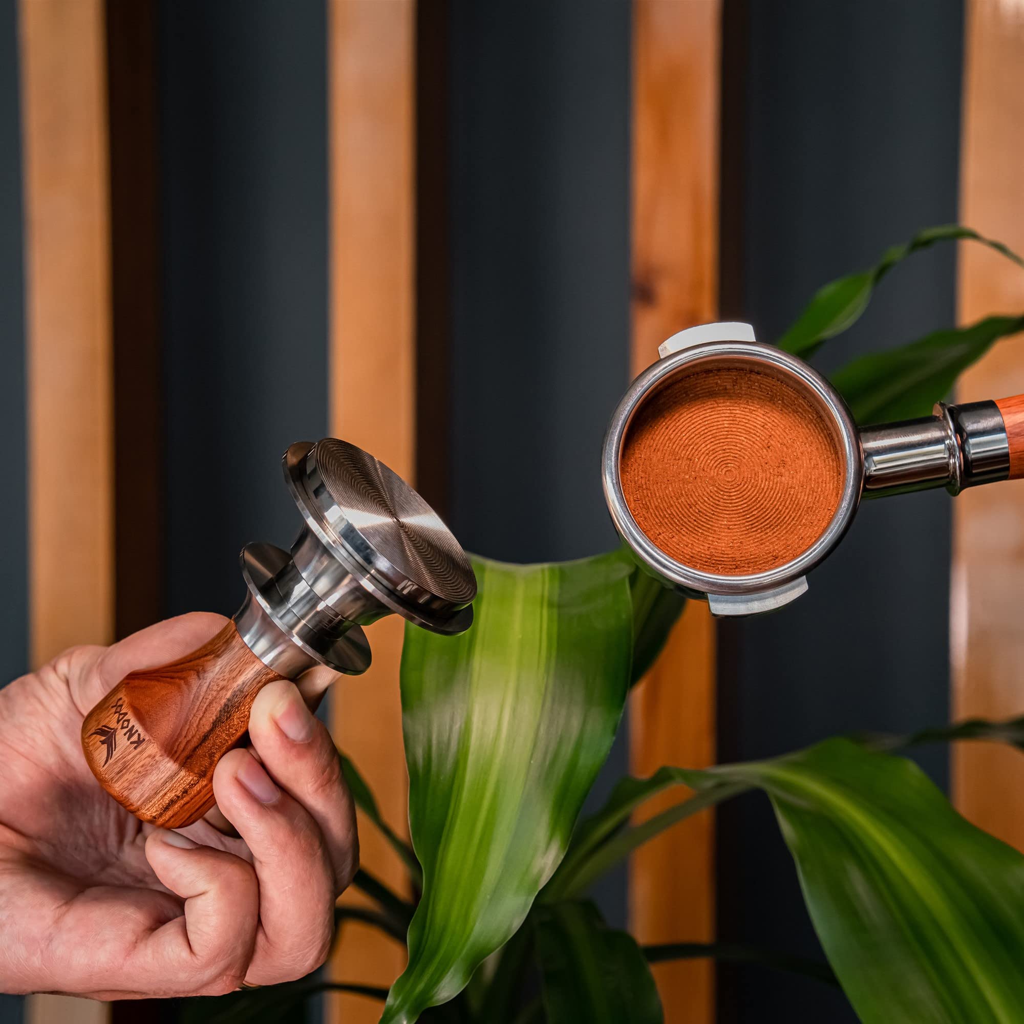 KNODOS portafilter-shaped keychain as a stylish reminder of precise tamping.