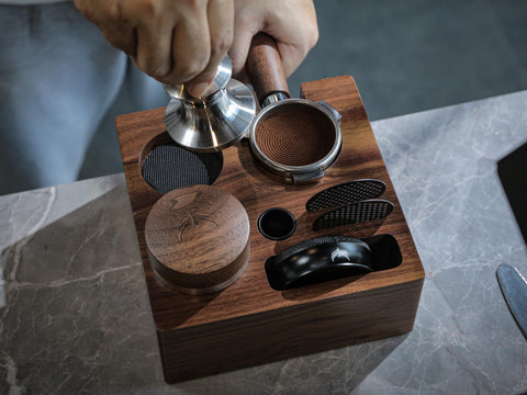 KNODOS tamping station with organizer holders for tamper and distributor for an organized setup