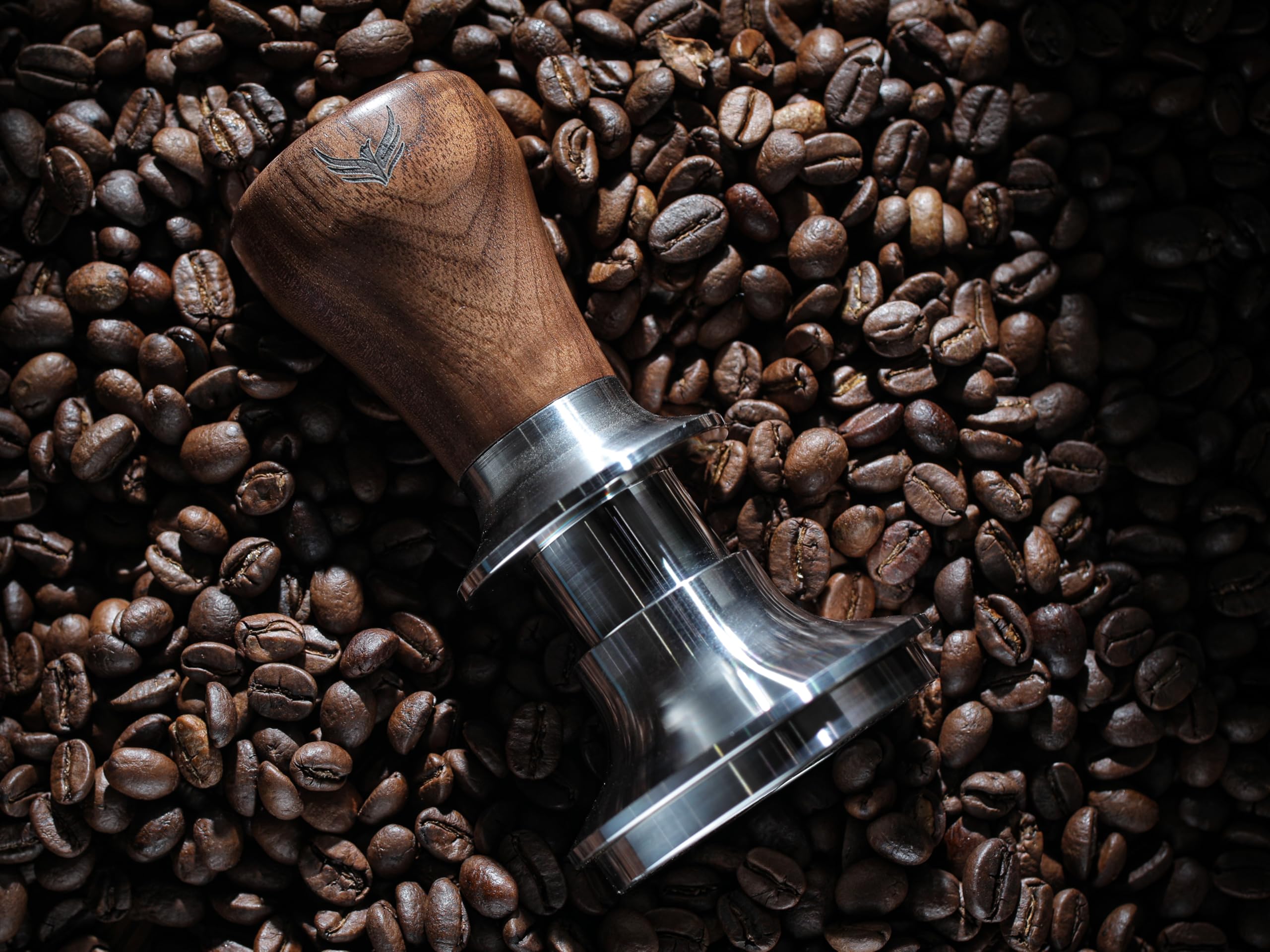 KNODOS walnut handle offers ergonomic grip for precise tamping