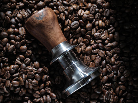 KNODOS walnut handle offers ergonomic grip for precise tamping