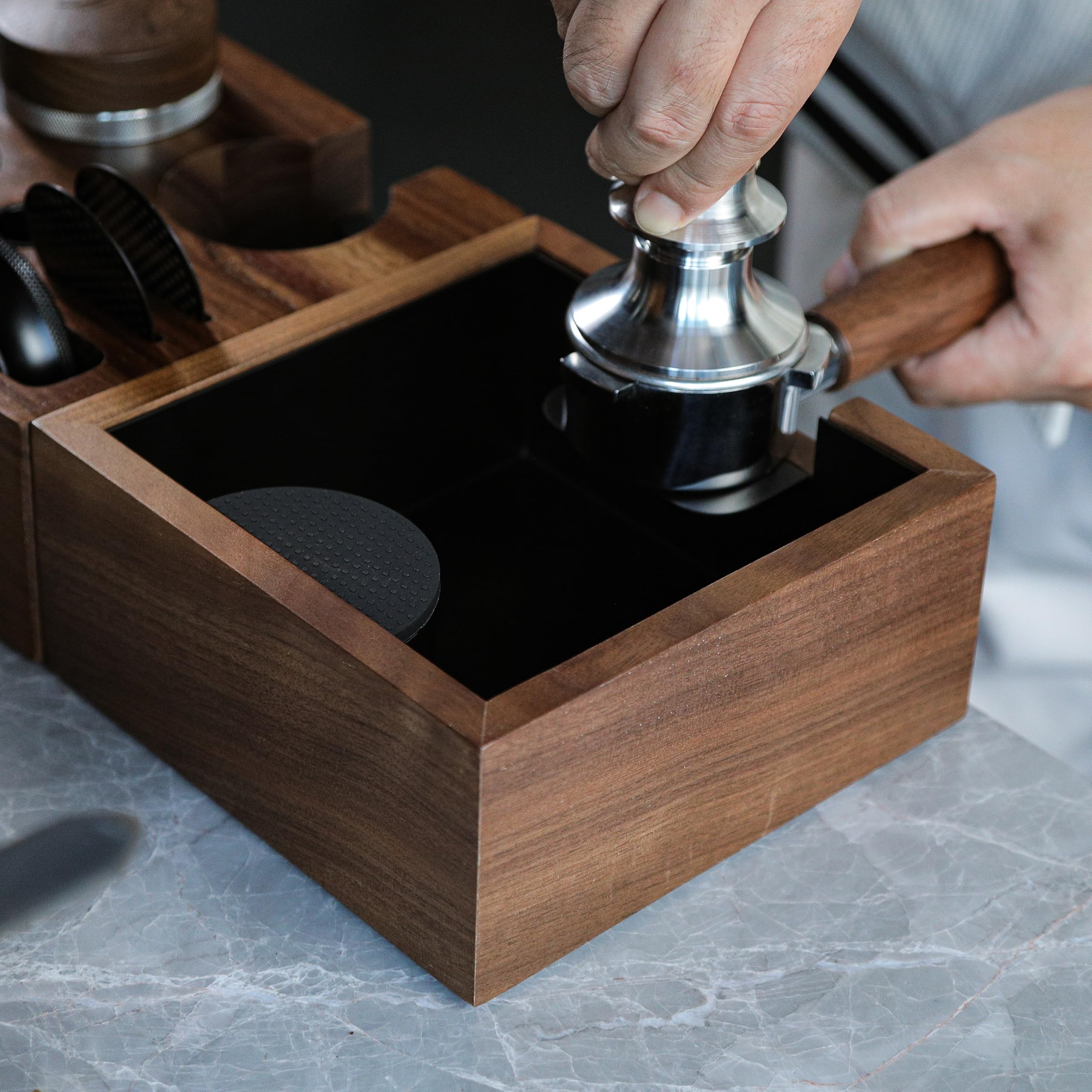 KNODOS walnut base emphasizes non-slip stability during busy home barista use.
