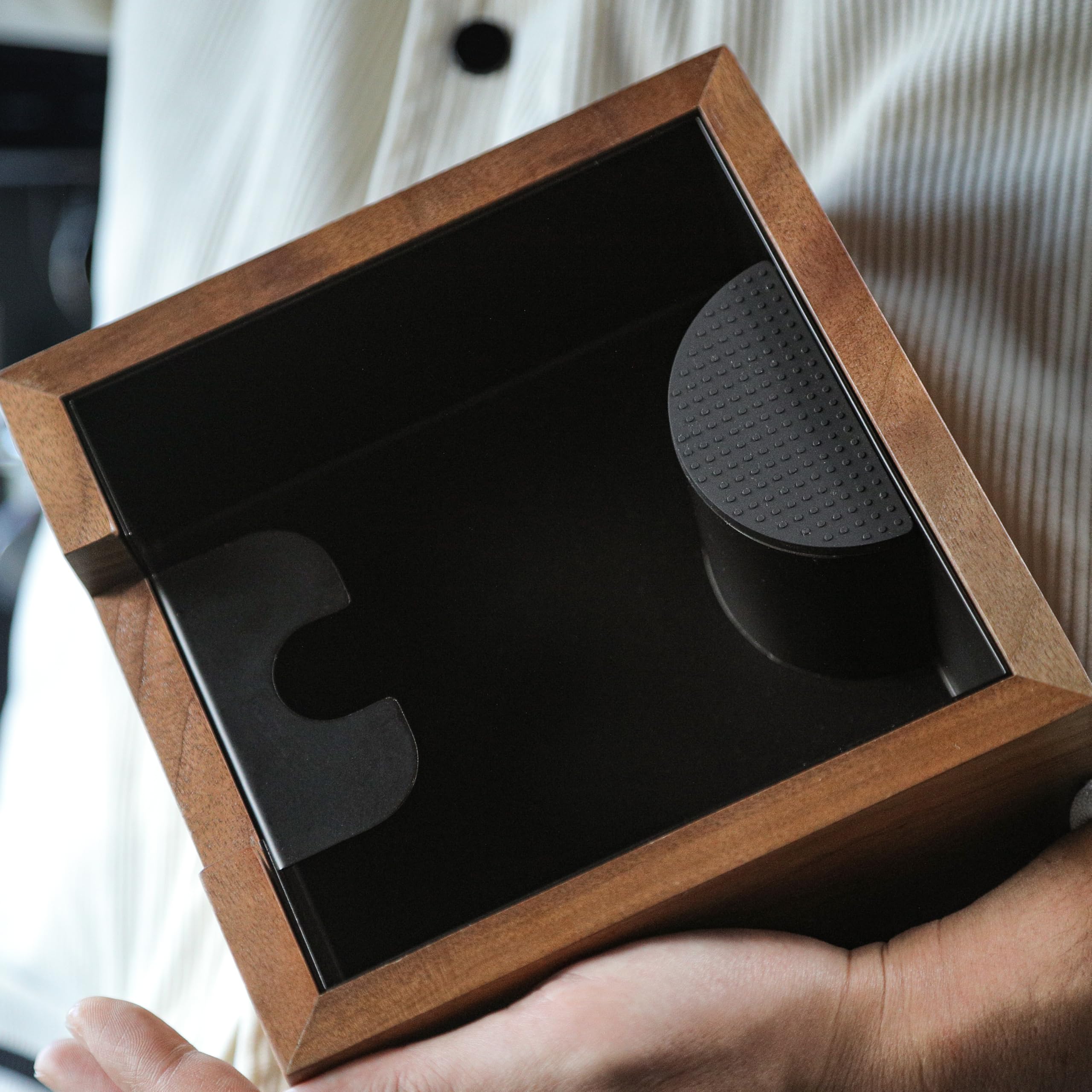 KNODOS knock box with easy-clean interior liner simplifies maintenance for daily coffee rituals.