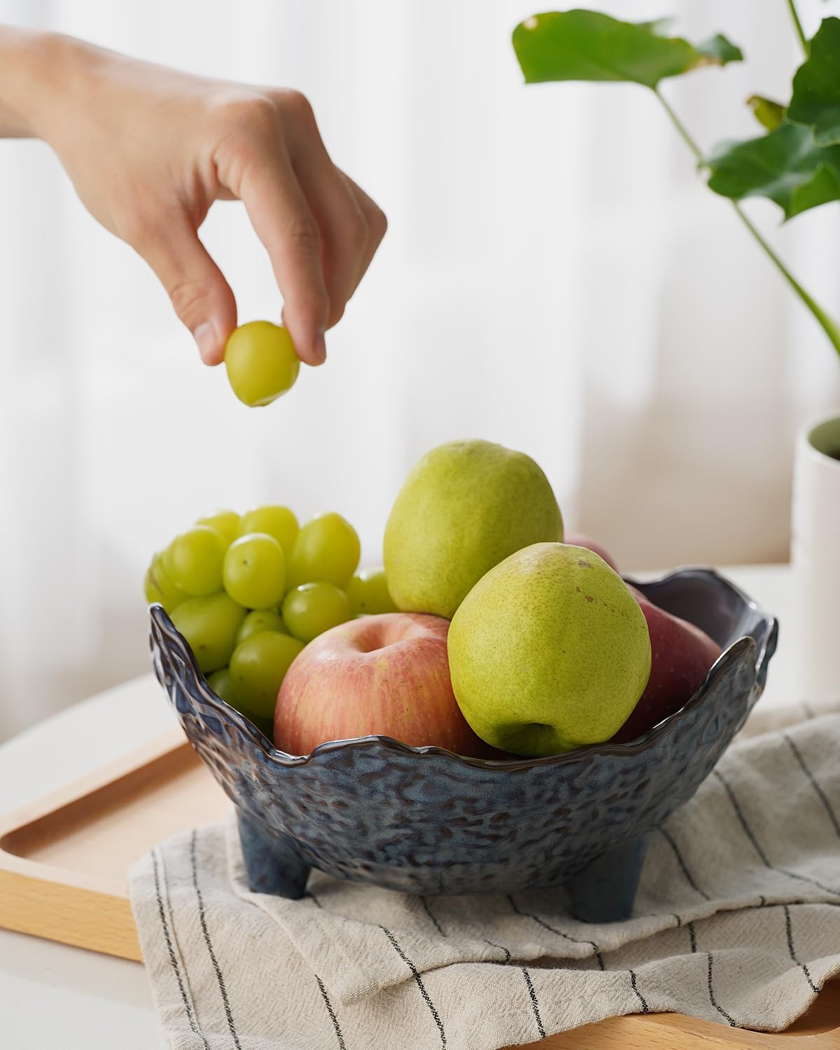 KOKUNKA large fruit bowl as a charming table centerpiece