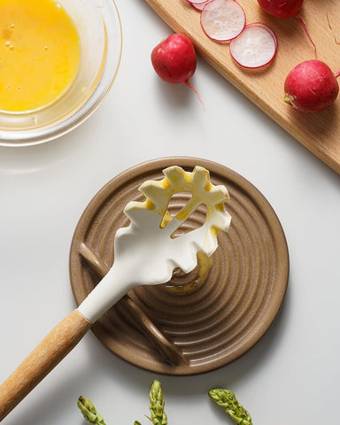 KOKUNKA kitchen counter spoon rest fits neatly on counters and blends with decor