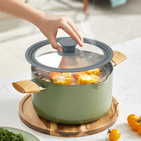 Komokeru universal lid fits pots and pans for space-saving kitchen organization.