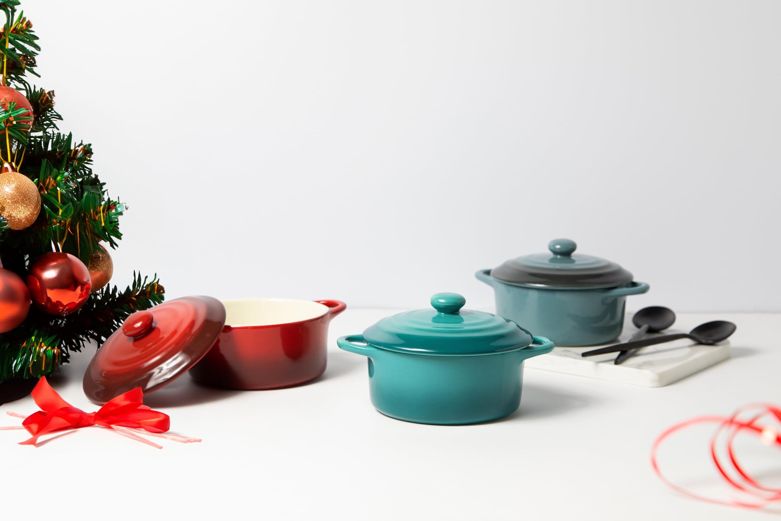 Durable stoneware resists chipping for everyday oven use