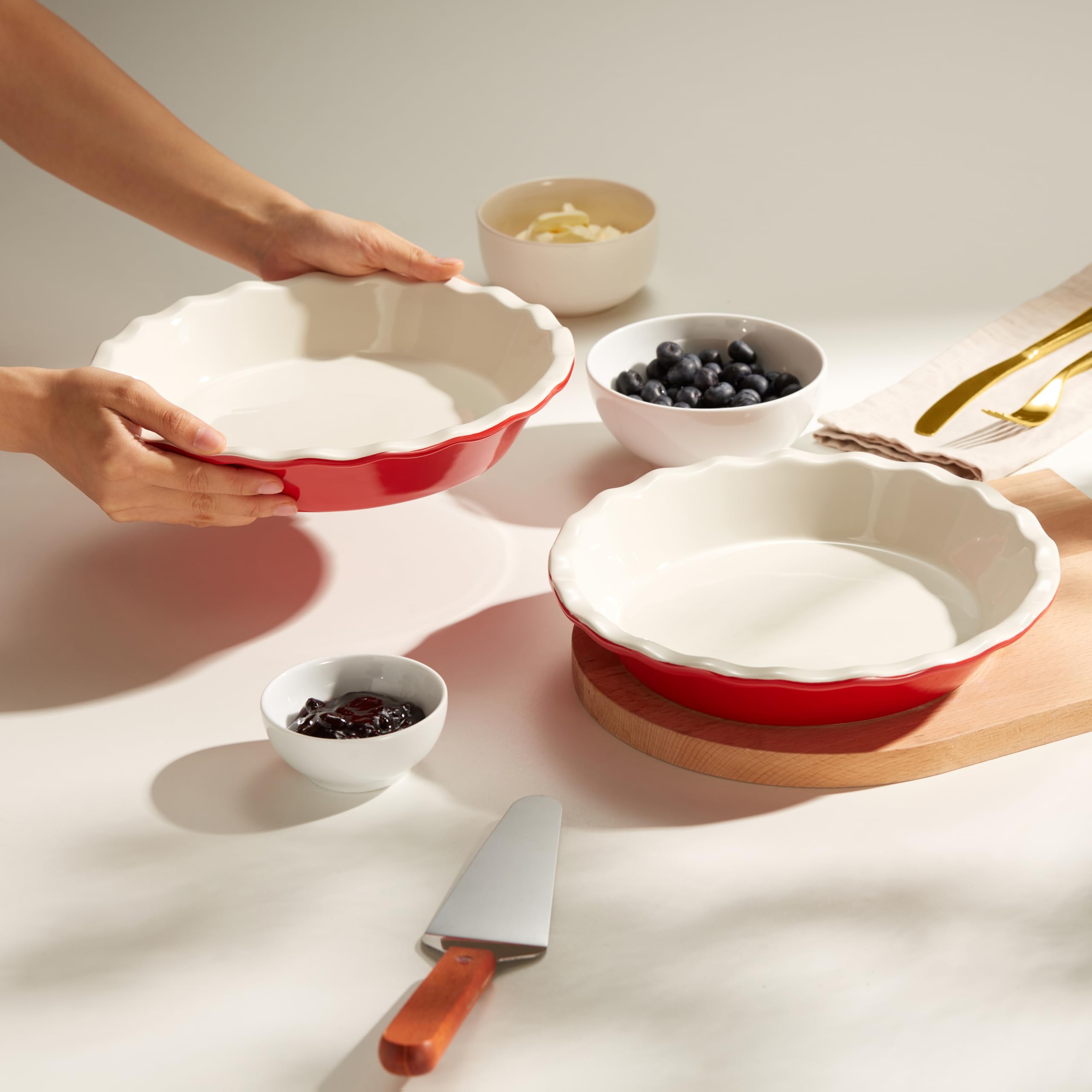 KooK Pie Pan ceramic with glossy finish enhances pies.