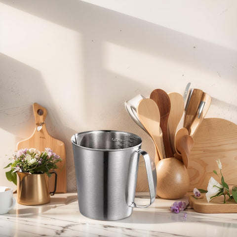 KSENDALO measuring cup pour-spout aids clean, controlled transfers.