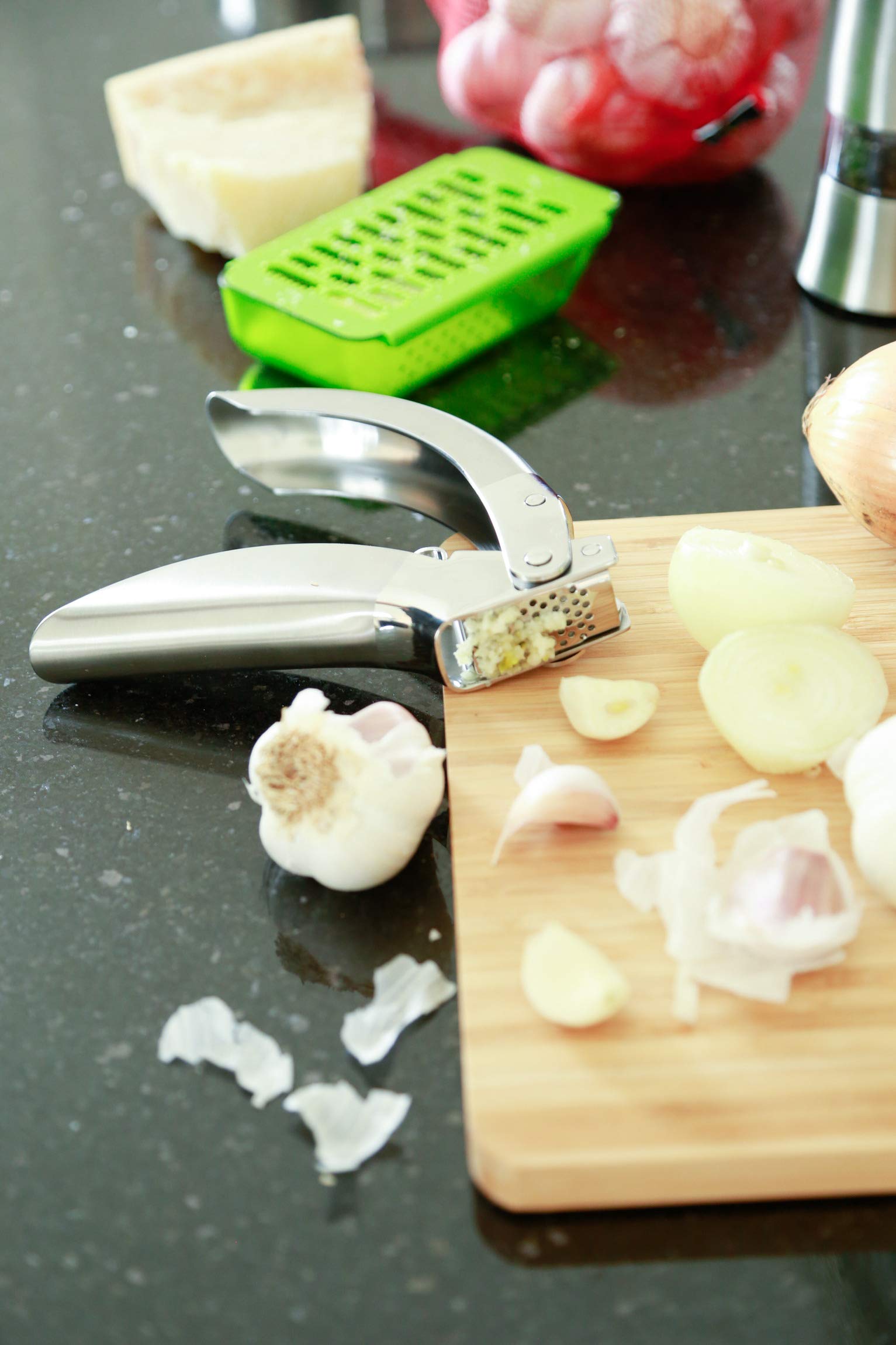 Kuhn Rikon Epicurean Garlic Press mince texture is uniform for recipes