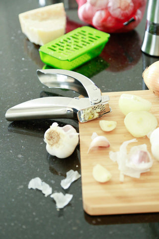 Kuhn Rikon Epicurean Garlic Press mince texture is uniform for recipes