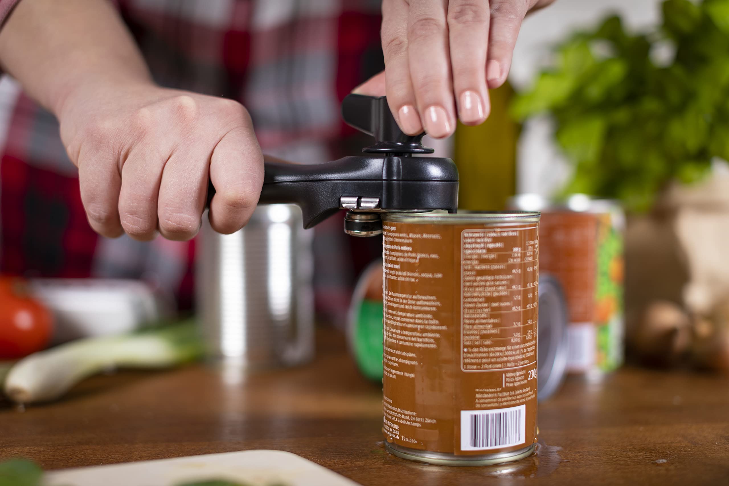 Kuhn Rikon Hygienic touch-free lid removal keeps hands clean
