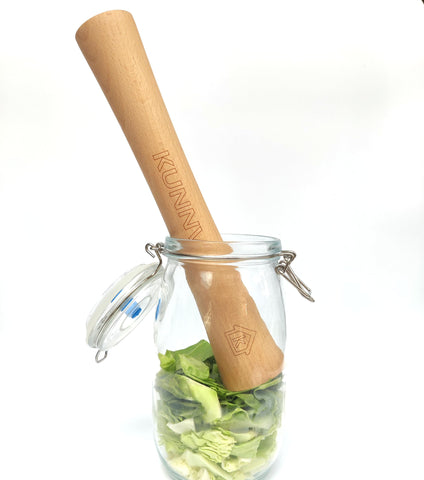Wide-mouth jar compatibility for squeezing juices.