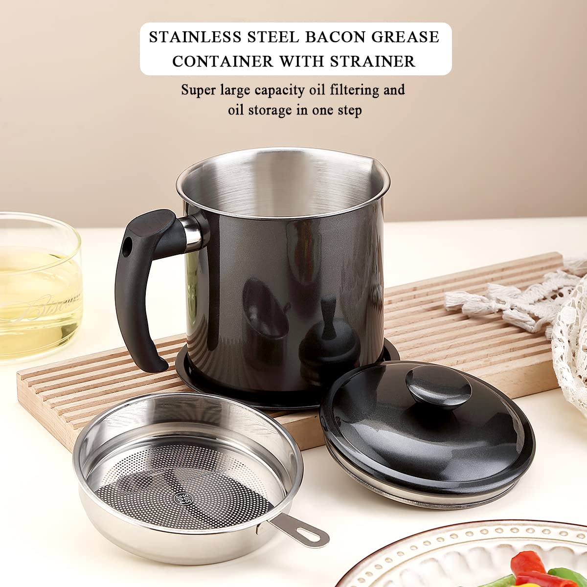 Kyraton bacon grease container ergonomic handle provides comfortable pouring grip.