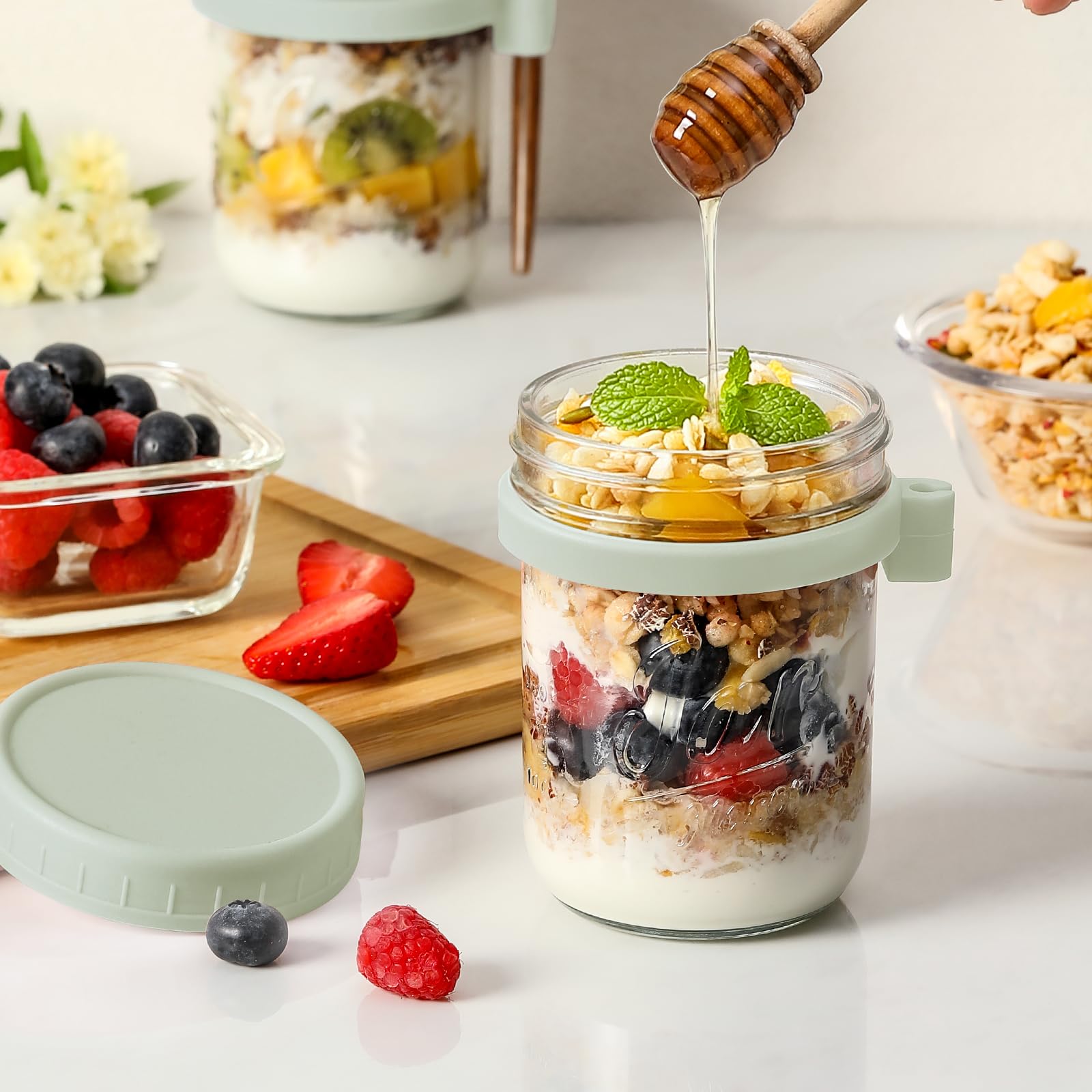 LANDNEOO crystal-clear jars show layered oats, fruits, and yogurt.