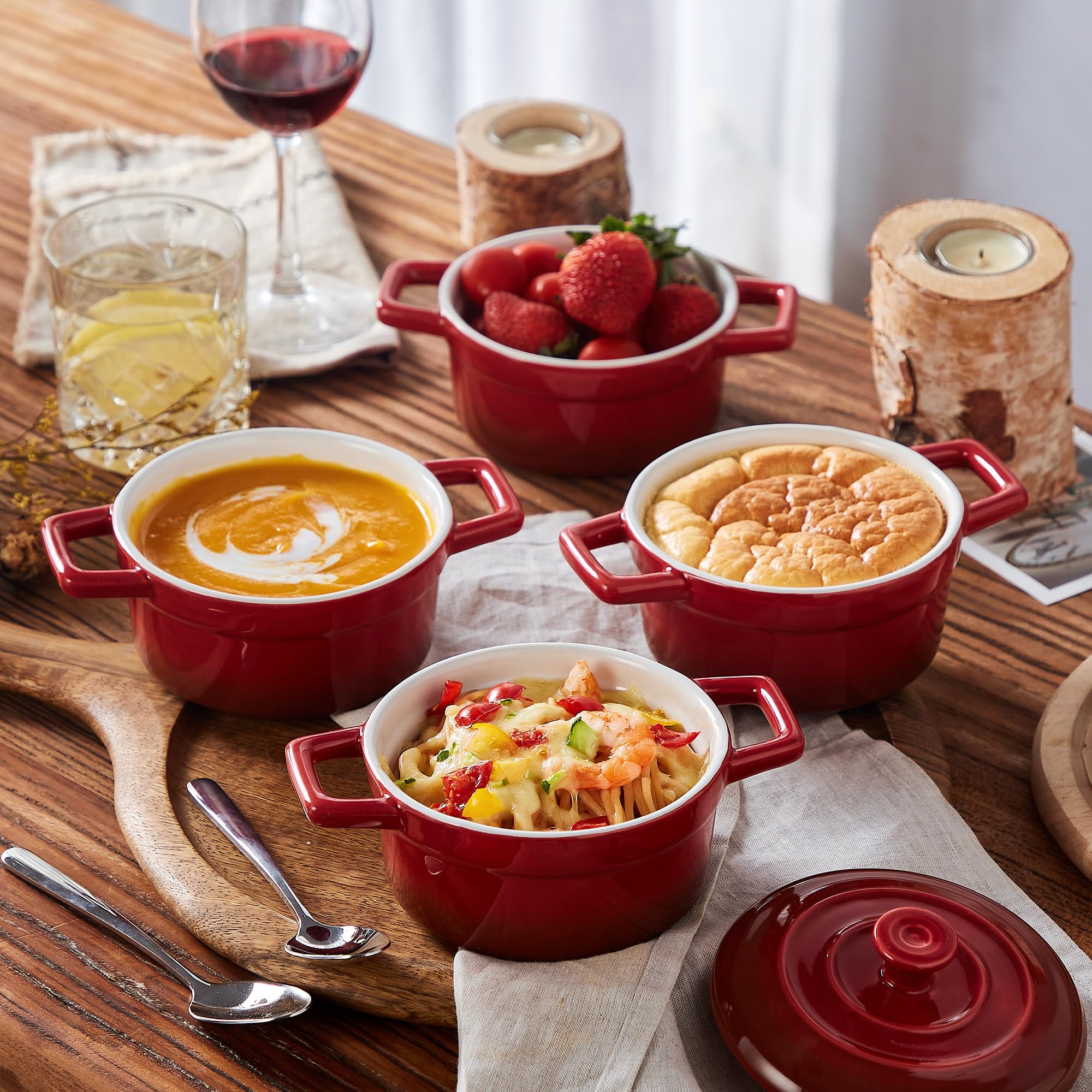 Lareina casserole dish with handles and lid for easy serving.