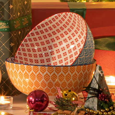 Lareina wide walls help prevent overflow while mixing salads.