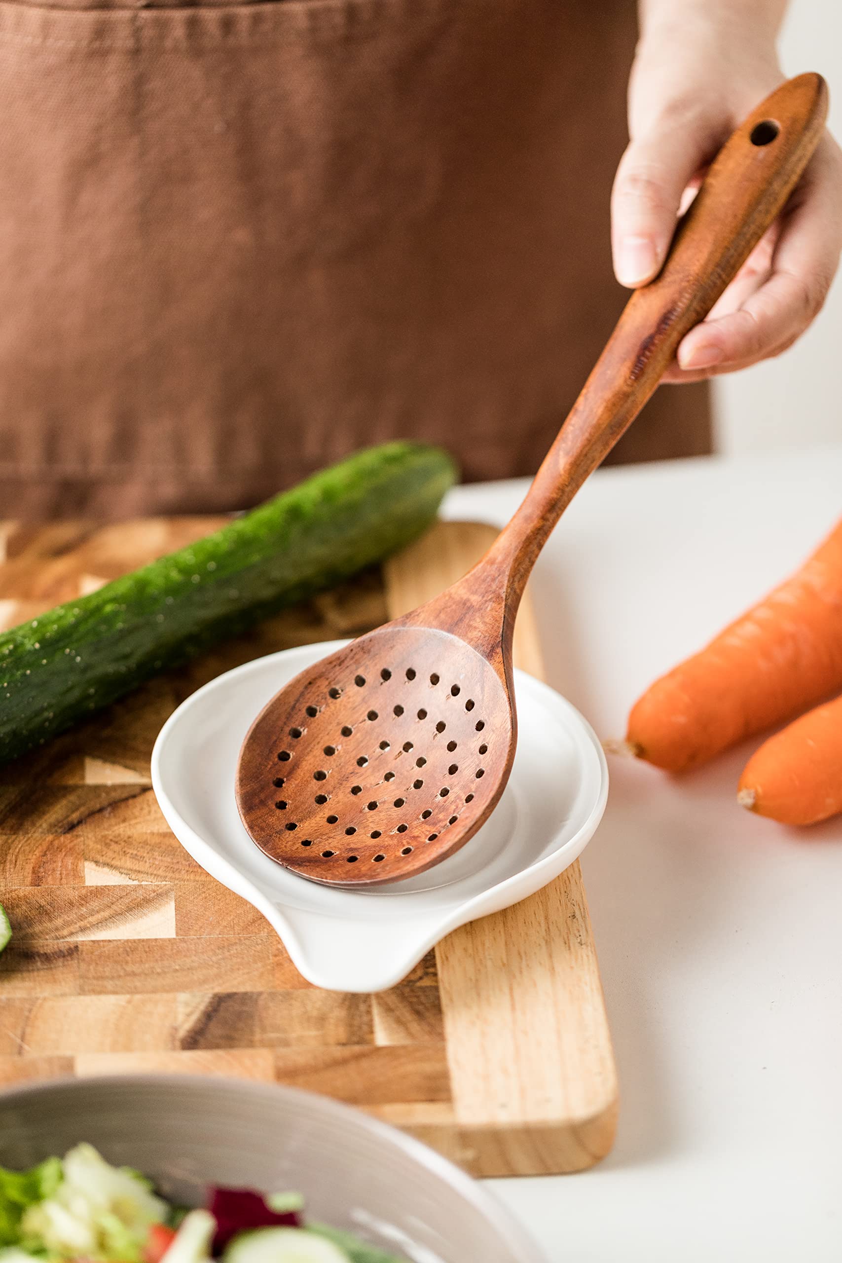 LAUCHUH porcelain spoon rest is dishwasher safe for quick cleanup.