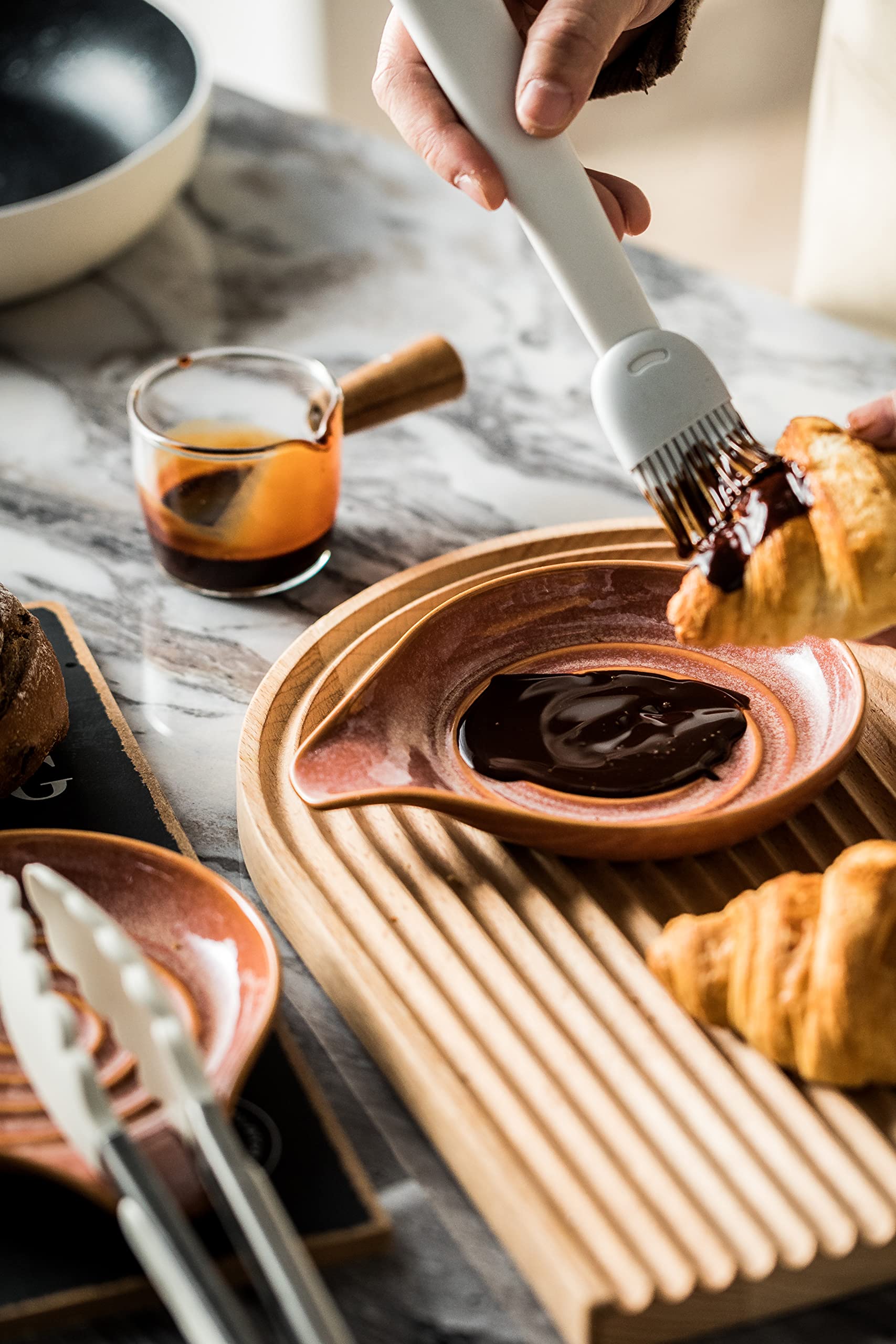 LAUCHUH multifunction rest doubles as a condiment plate for sauces