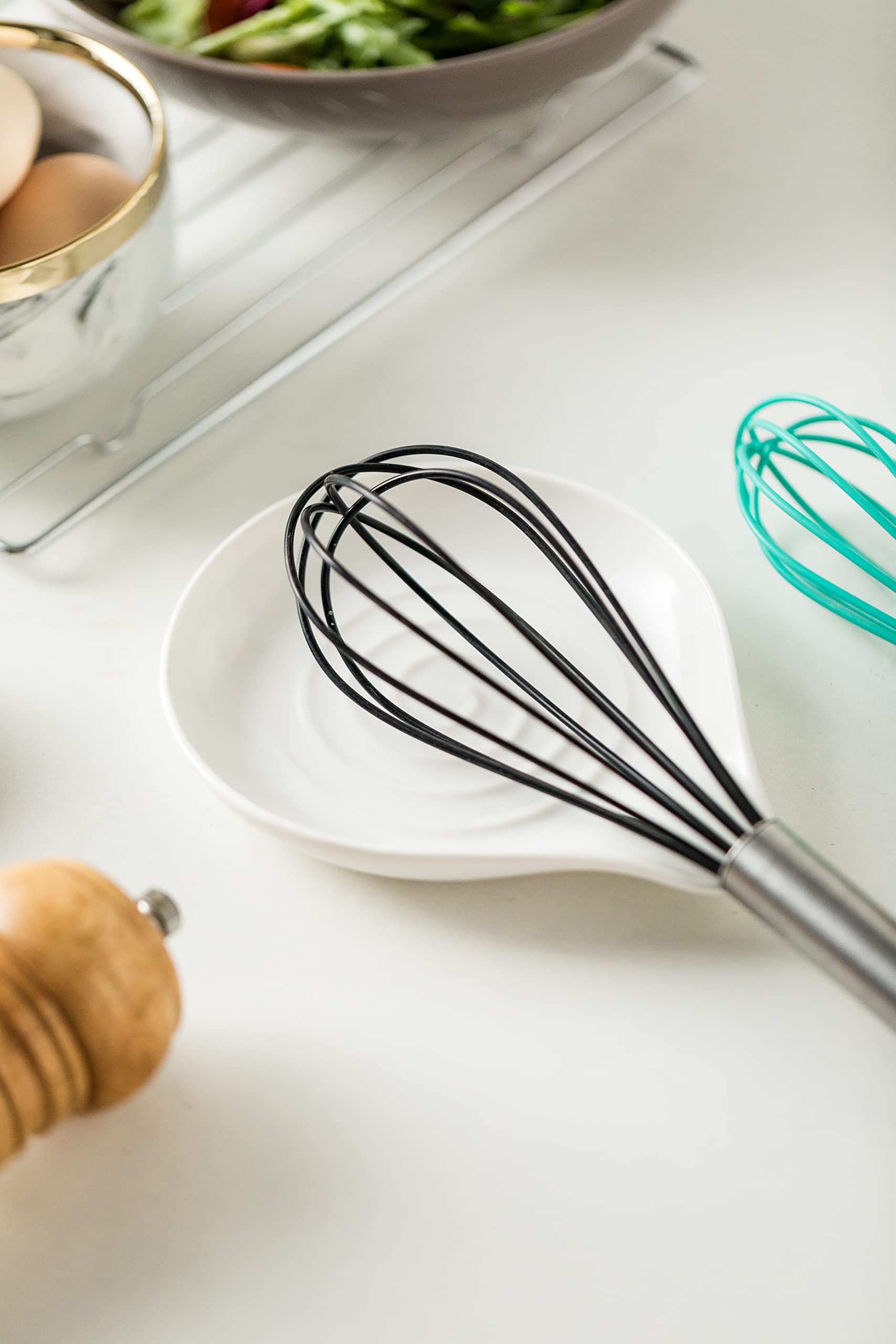 LAUCHUH white spoon rest enhances kitchen decor while preventing drips.