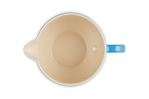 Le Creuset Marseille batter bowl, pour spout close-up, precise transfer.