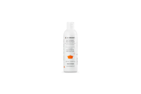Le Creuset cleaner bottle close-up, 8.45 oz, convenient maintenance