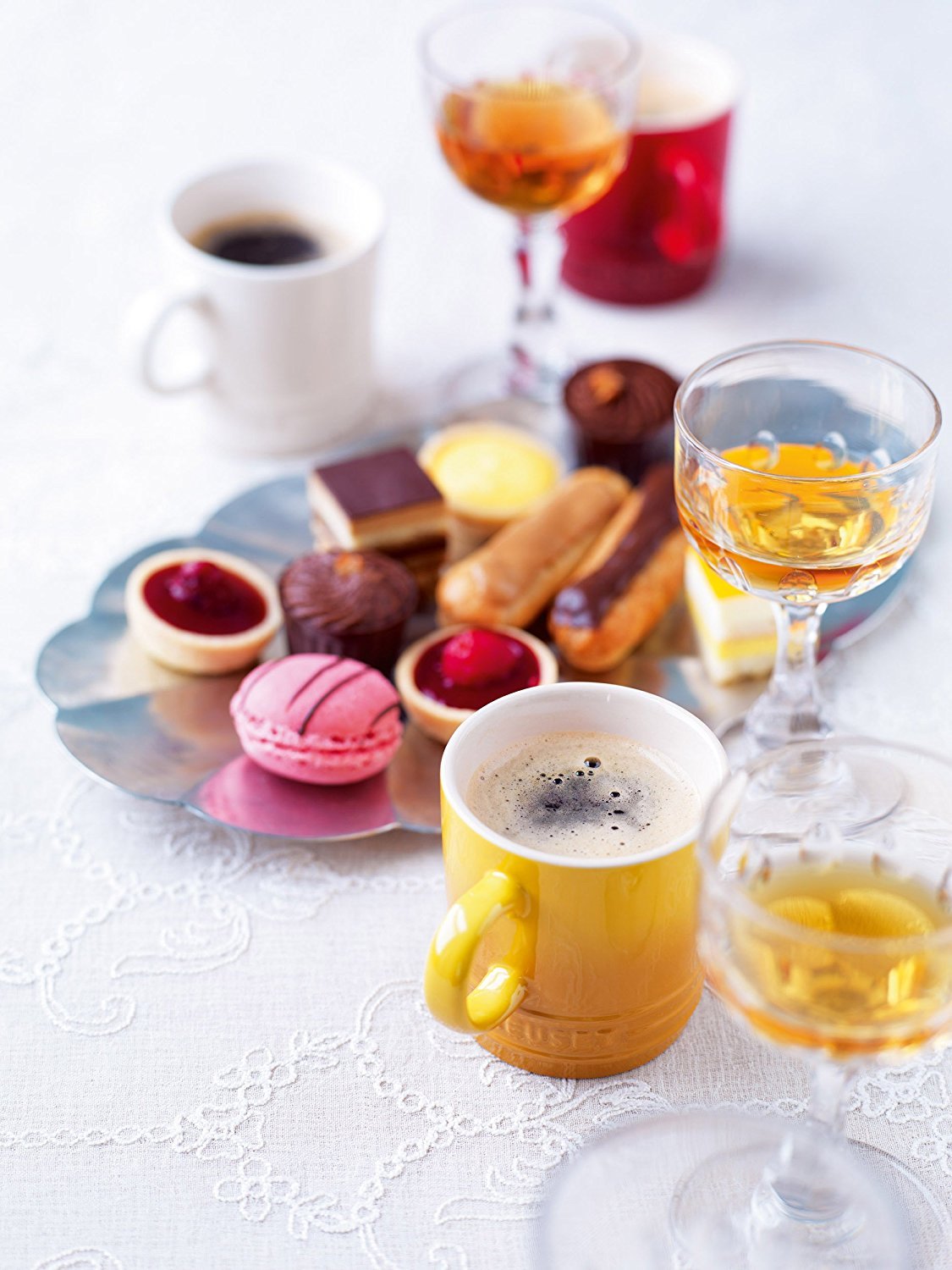 Le Creuset espresso mug Cerise – on a dining table, ideal for rituals.
