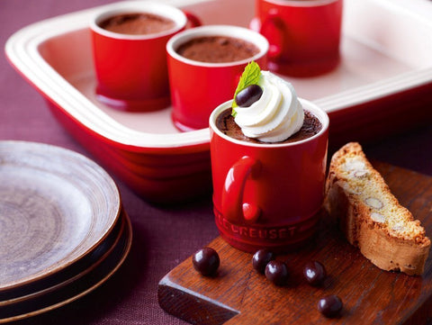 Le Creuset espresso mug Cerise – handle close-up showing sturdy grip.