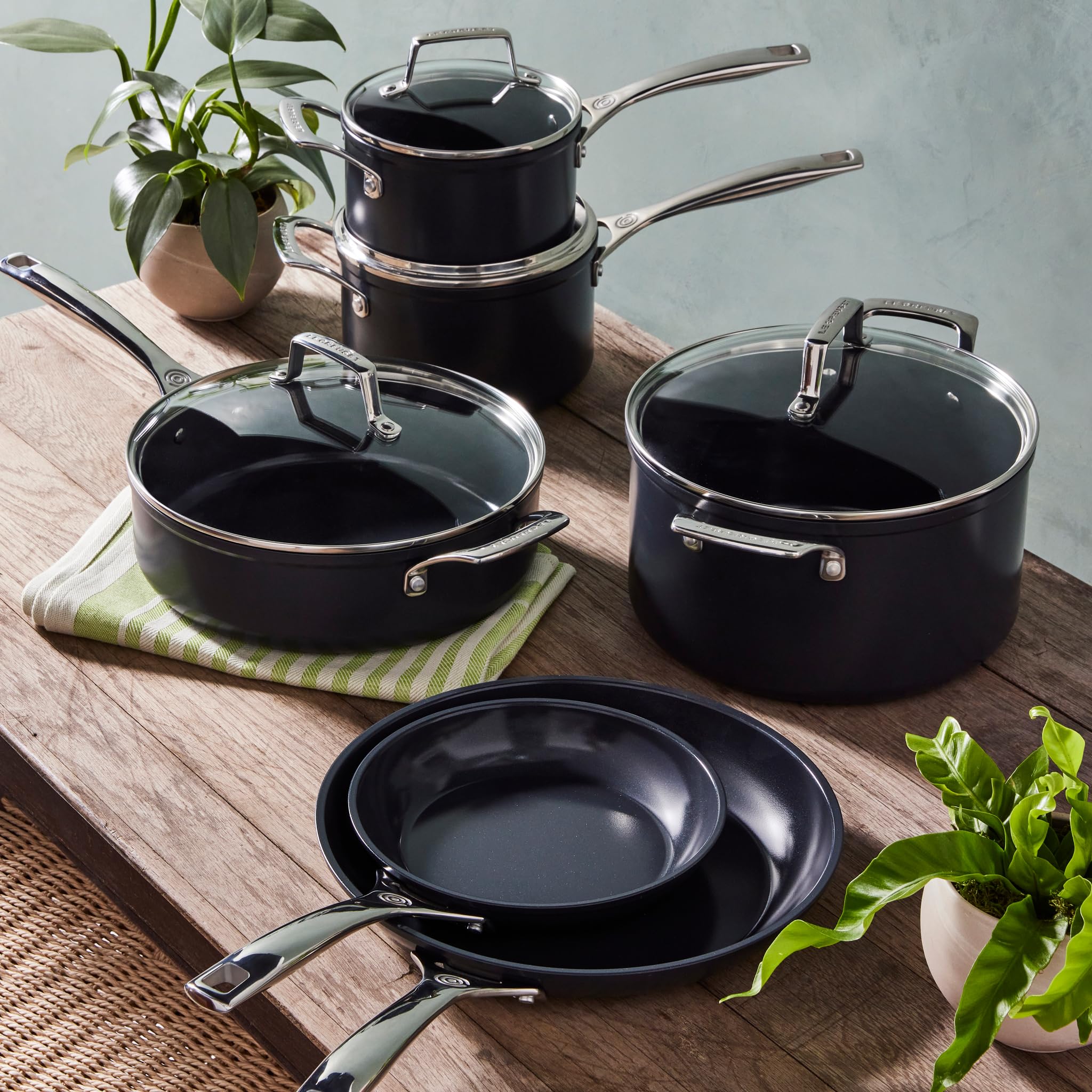 Le Creuset Essential 8-Inch non-stick pan even heat base