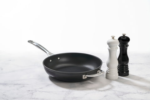 Knob adjustment on Le Creuset mills shows grind settings.
