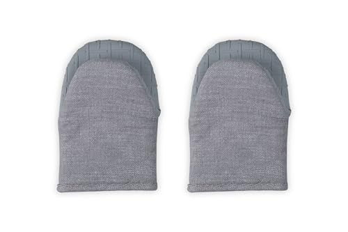 Le Creuset mini oven mitts Charbon enhance dexterity when moving trays and small roasters.