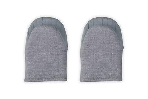 Le Creuset mini oven mitts Charbon enhance dexterity when moving trays and small roasters.