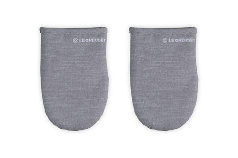 Le Creuset mini oven mitts Charbon grip for secure handling of hot cookware.