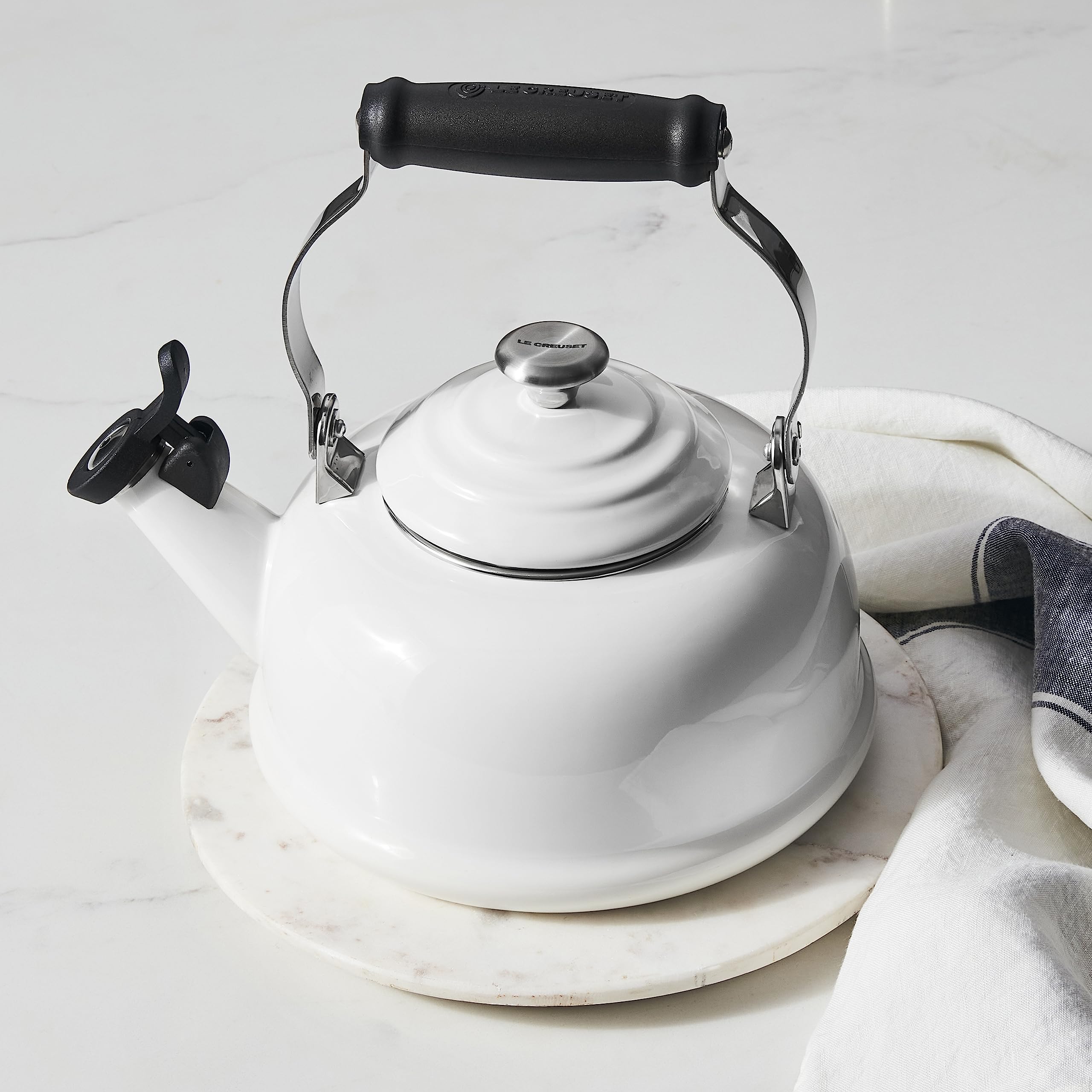 Le Creuset 1.7 qt kettle with handle and knob.