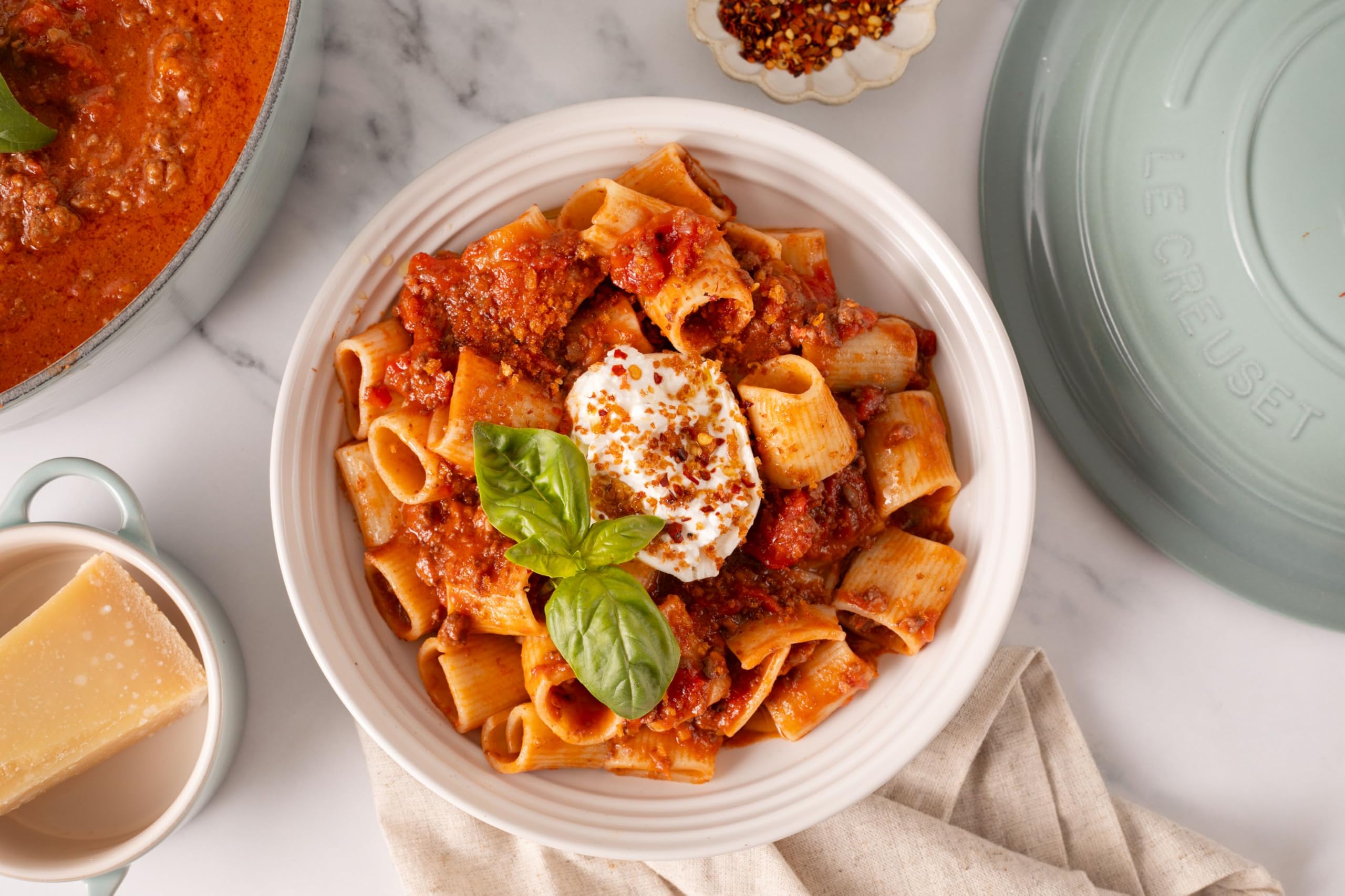 Le Creuset pasta bowls 4-pack white, serving bowls ideal for entertaining guests.