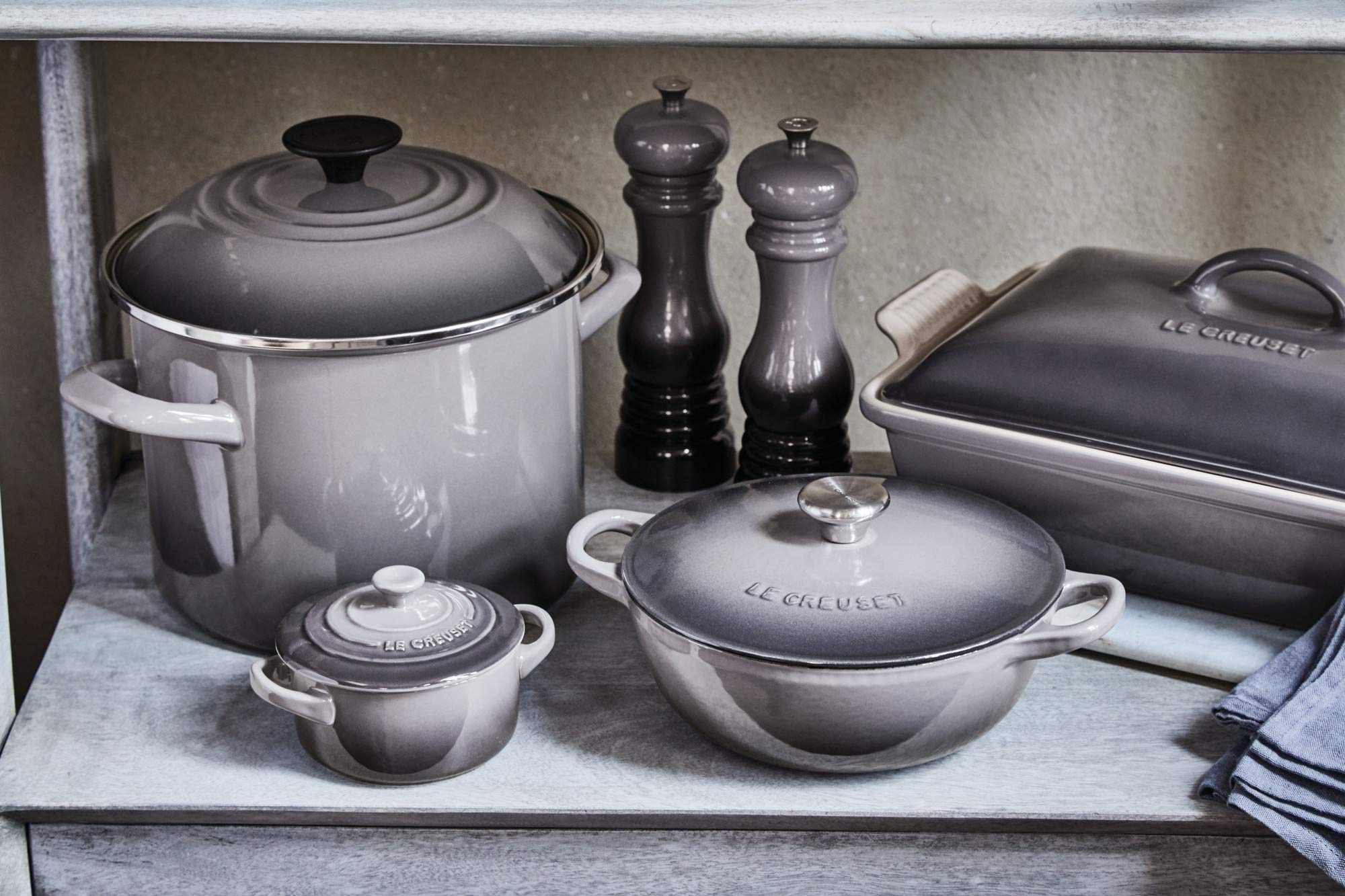 Le Creuset frame and shaft close-up highlighting sturdy construction