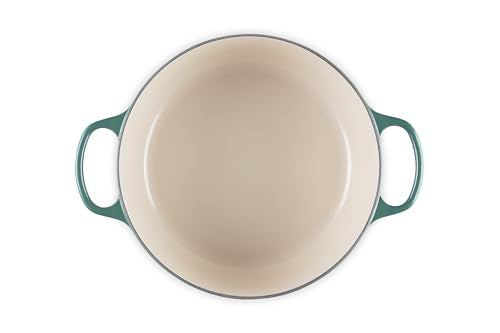 Lid and knob in Artichaut aid moisture retention during braising.