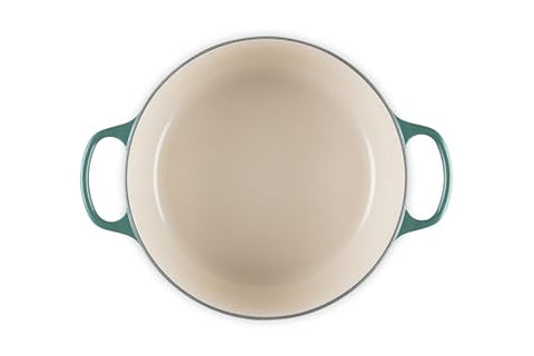 Lid and knob in Artichaut aid moisture retention during braising.