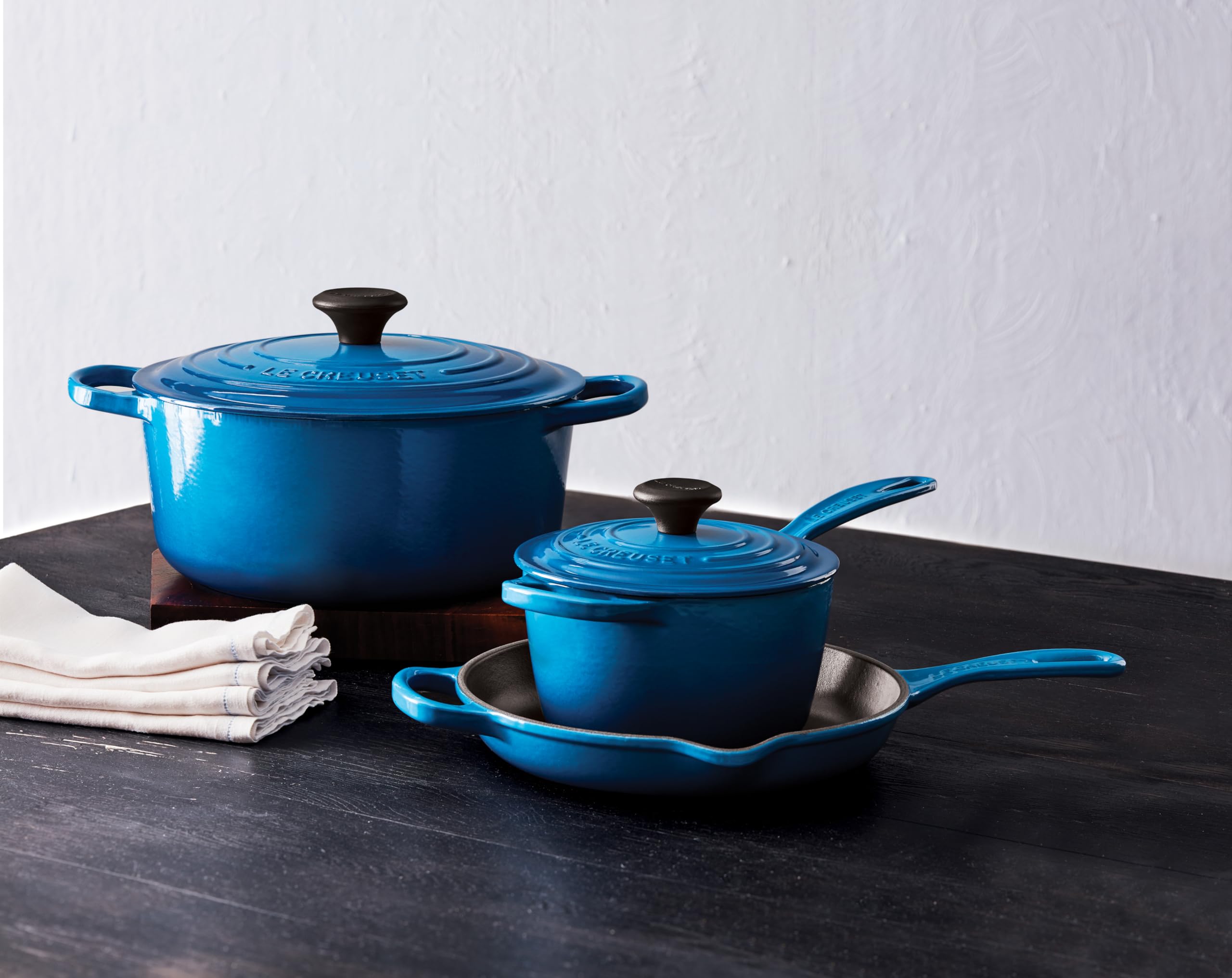 Le Creuset Signature skillet in kitchen Marseille, demonstrating heat retention on all cooktops