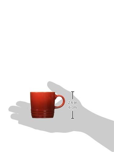 Le Creuset stoneware glaze Cerise – close-up of nonporous, scratch-resistant surface.